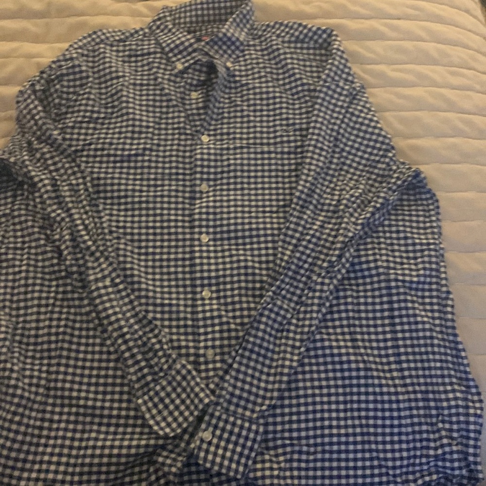 Men’s vineyard vines collared shirt in great condition. Fannel